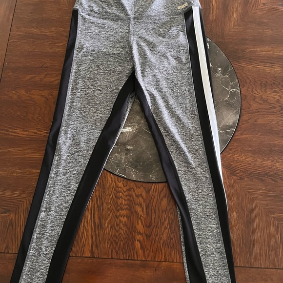 VS PINK Workout Pants Tummy control ankle length material sucks you in! - Picture 7 of 7